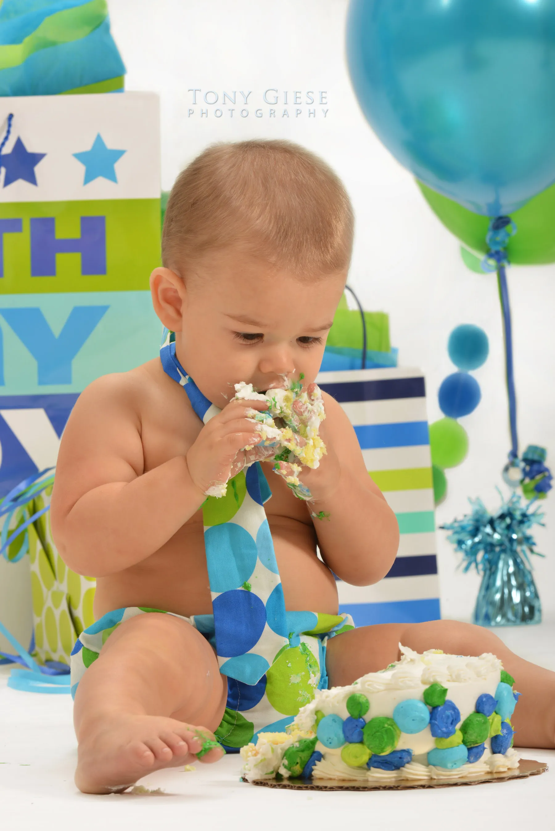 Cake smash photography by Tony Giese Photography