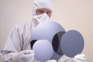 chipwaffersincleanroom 595