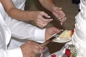 cuttingweddingcake 595